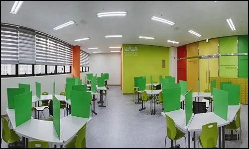 개별 칸막이와 교재를 놓는 책상이 있는 학습 공간 예시